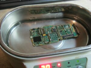 чистка платы телефона в ультразвуковой ванне